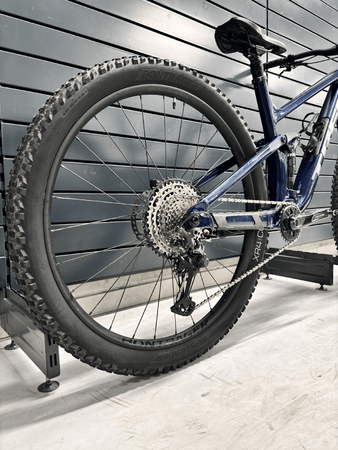 Testovaný bicykel Trek Top Fuel 8 Mulsanne Blue 2022