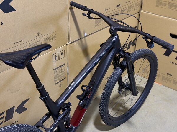 Testovaný bicykel Trek Top Fuel 9.8 GX AXS Gen 4 Matte Dark Web 2025 T1