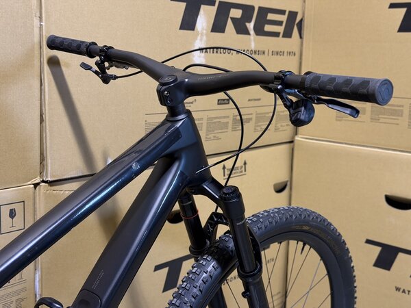 Testovaný bicykel Trek Top Fuel 9.8 GX AXS Gen 4 Matte Dark Web 2025 T1