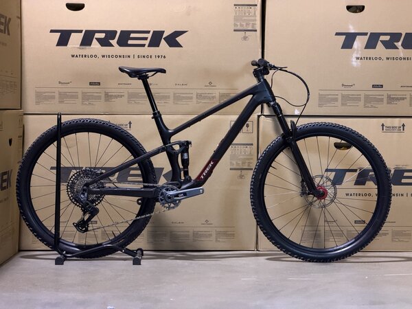 Testovaný bicykel Trek Top Fuel 9.8 GX AXS Gen 4 Matte Dark Web 2025 T2