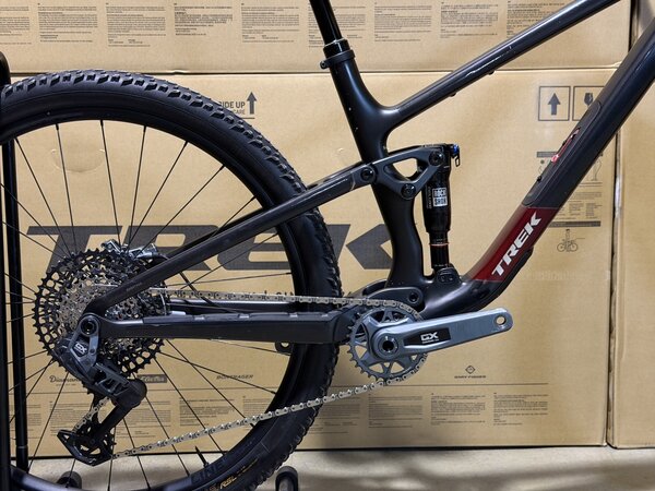 Testovaný bicykel Trek Top Fuel 9.8 GX AXS Gen 4 Matte Dark Web 2025 T2