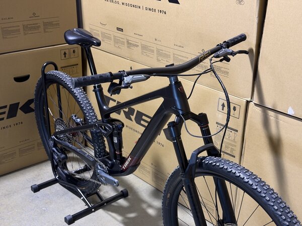 Testovaný bicykel Trek Top Fuel 9.8 GX AXS Gen 4 Matte Dark Web 2025 T2