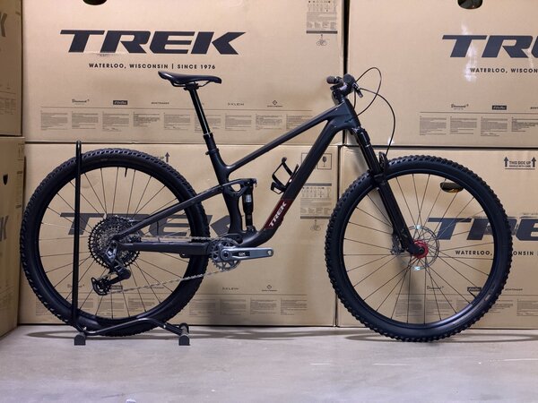 Testovaný bicykel Trek Top Fuel 9.8 GX AXS Gen 4 Matte Dark Web 2025 T3