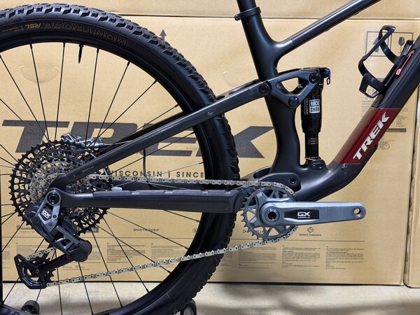 Testovaný bicykel Trek Top Fuel 9.8 GX AXS Gen 4 Matte Dark Web 2025 T3