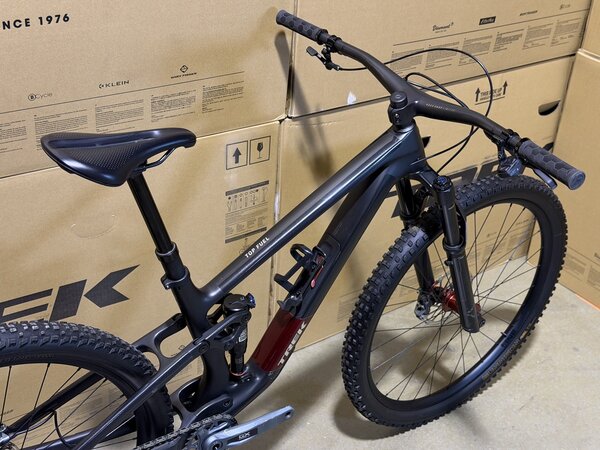 Testovaný bicykel Trek Top Fuel 9.8 GX AXS Gen 4 Matte Dark Web 2025 T3