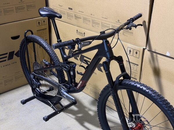 Testovaný bicykel Trek Top Fuel 9.8 GX AXS Gen 4 Matte Dark Web 2025 T3