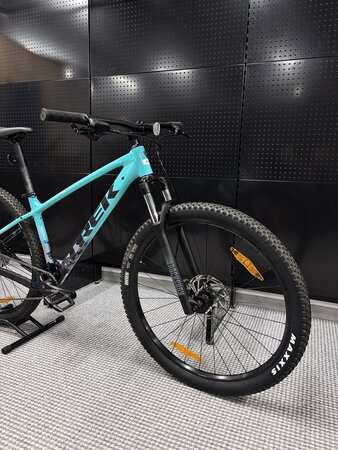 Testovaný bicykel Trek Marlin 6 Gen 3 Miami Green to Dark Aquatic Fade 2025 M