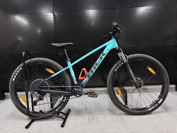 Testovaný bicykel Trek Marlin 6 Gen 3 Miami Green to Dark Aquatic Fade 2025 S