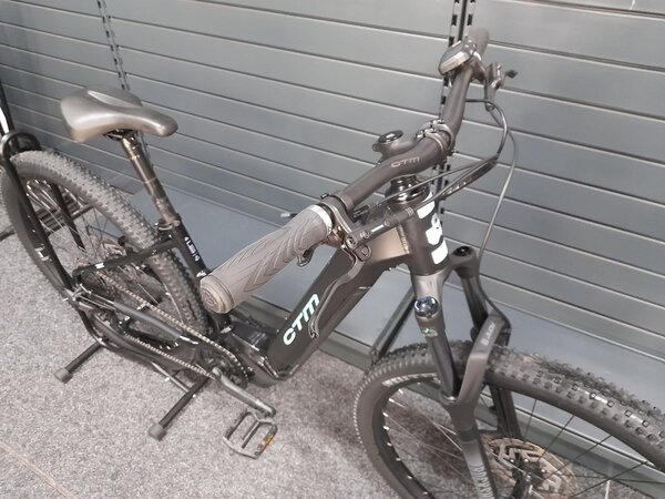 Testovaný elektrobicykel CTM Roxxy GX PRO Lesklá Čierna / Matná Čierna 2025 R037