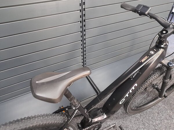 Testovaný elektrobicykel CTM Roxxy GX PRO Lesklá Čierna / Matná Čierna 2025 R037