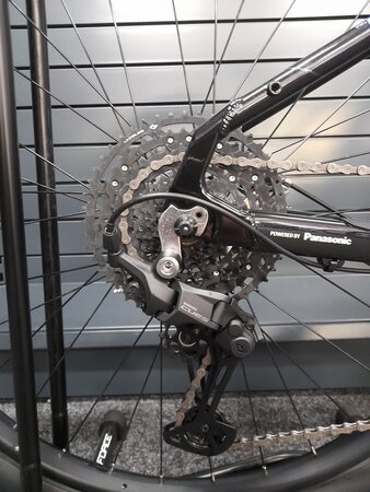 Testovaný elektrobicykel CTM Roxxy GX PRO Lesklá Čierna / Matná Čierna 2025 R037