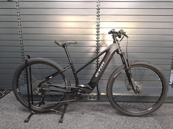 Testovaný elektrobicykel CTM Roxxy GX PRO Lesklá Čierna / Matná Čierna 2025 R037