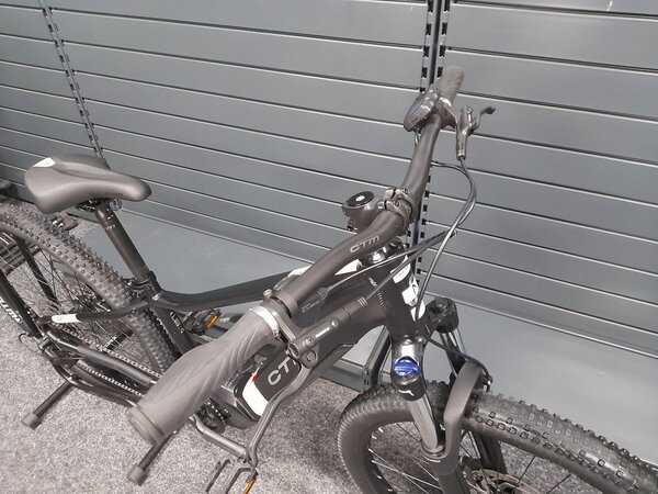 Testovaný elektrobicykel CTM Ruby GX Matná Čierna / Lesklá Staroružová 2025 R036