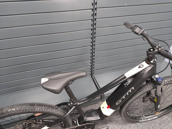 Testovaný elektrobicykel CTM Ruby GX Matná Čierna / Lesklá Staroružová 2025 R036