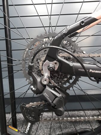 Testovaný elektrobicykel CTM Ruby GX Matná Čierna / Lesklá Staroružová 2025 R036