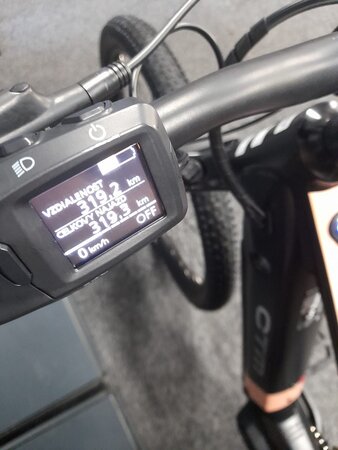 Testovaný elektrobicykel CTM Ruby GX Matná Čierna / Lesklá Staroružová 2025 R036