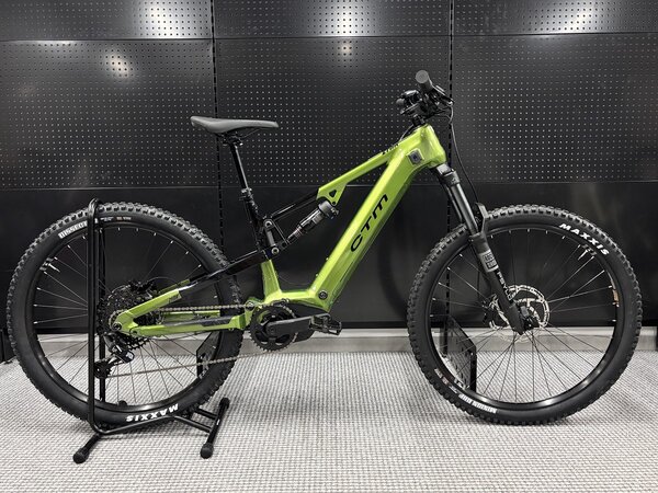 Testovaný elektrobicykel CTM Zynk Xpert Čierna / Zelená Perleť 2025