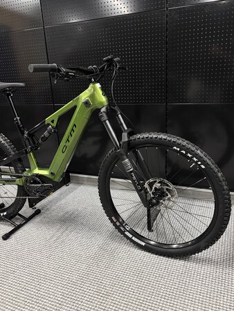 Testovaný elektrobicykel CTM Zynk Xpert Čierna / Zelená Perleť 2025