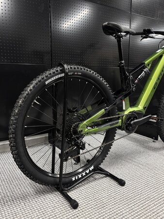 Testovaný elektrobicykel CTM Zynk Xpert Čierna / Zelená Perleť 2025