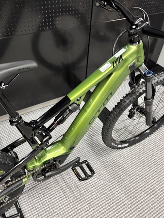 Testovaný elektrobicykel CTM Zynk Xpert Čierna / Zelená Perleť 2025