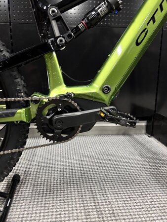 Testovaný elektrobicykel CTM Zynk Xpert Čierna / Zelená Perleť 2025