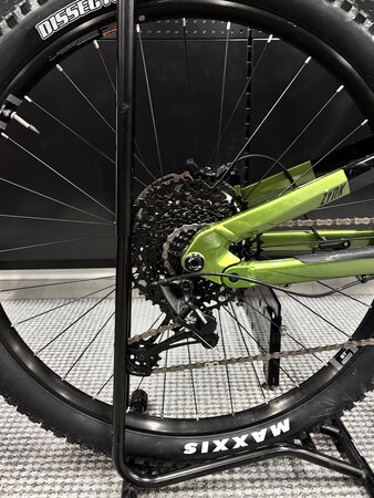 Testovaný elektrobicykel CTM Zynk Xpert Čierna / Zelená Perleť 2025