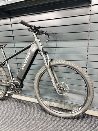 Testovaný elektrobicykel Dema Ergo 29' Light Black/Silver 2022