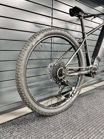 Testovaný elektrobicykel Dema Ergo 29' Light Black/Silver 2022