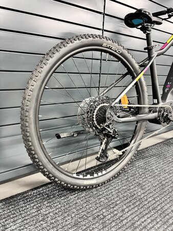 Testovaný elektrobicykel Dema Gama Anthracit/Light Grey 2023