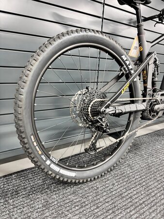 Testovaný elektrobicykel Ghost E-Riot AM Advanced Black/Dirty Orange 2022