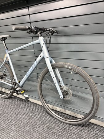 Testovaný bicykel Ghost Urban Asket AL Grey/Blue 2023