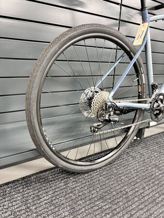 Testovaný bicykel Ghost Urban Asket AL Grey/Blue 2023