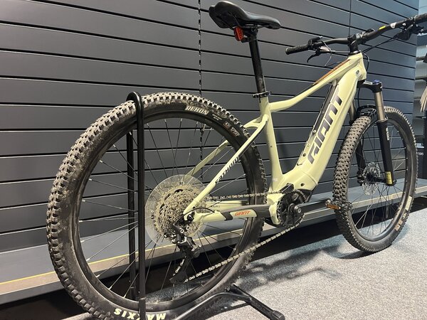 Testovaný Elektrobicykel Giant Fathom E+ 2 29er Desert Sage 2022