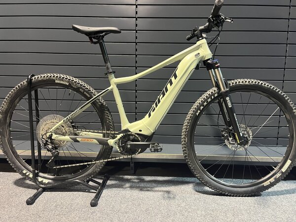 Testovaný Elektrobicykel Giant Fathom E+ 2 29er Desert Sage 2022