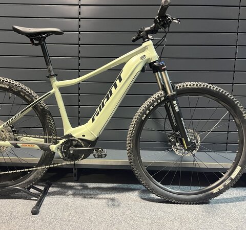 Testovaný Elektrobicykel Giant Fathom E+ 2 29er Desert Sage 2022