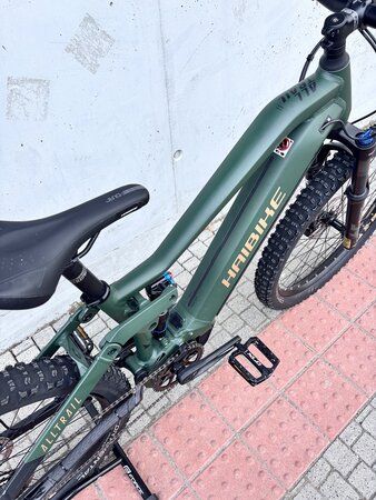 Testovaný elektrobicykel Haibike Alltrail 4 Matt Green/Metal Gold/Black 2023