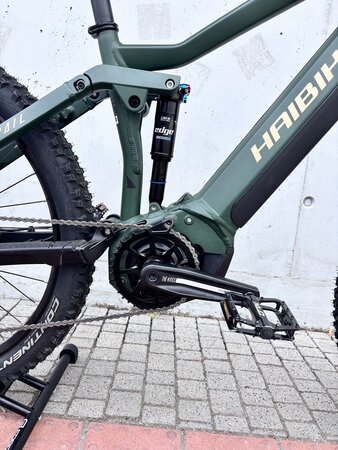Testovaný elektrobicykel Haibike Alltrail 4 Matt Green/Metal Gold/Black 2023