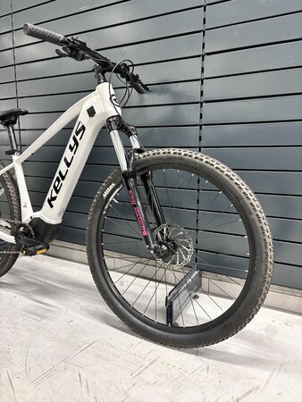 Testovaný elektrobicykel Kellys Tayen R10 P White