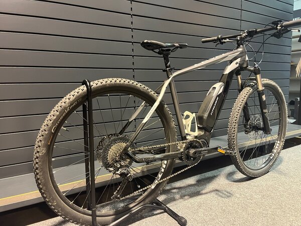 Testovaný Elektrobicykel Kross Level Boost SE 2.0 šedá/čierna lesklá 2021 R12