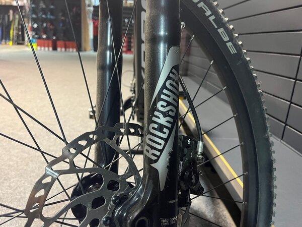 Testovaný Elektrobicykel Kross Level Boost SE 2.0 šedá/čierna lesklá 2021 R12