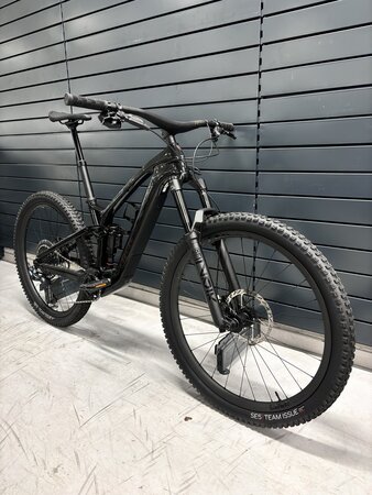 Testovaný elektrobicykel Trek Fuel EXe 9.8 GX AXS Deep Smoke 2023