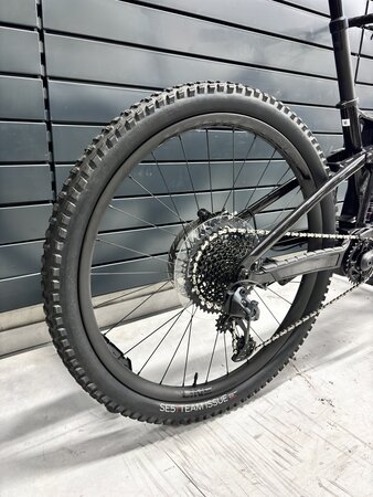 Testovaný elektrobicykel Trek Fuel EXe 9.8 GX AXS Deep Smoke 2023