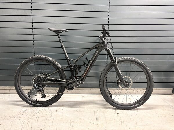 Testovaný elektrobicykel Trek Fuel EXe 9.8 GX AXS Deep Smoke 2023