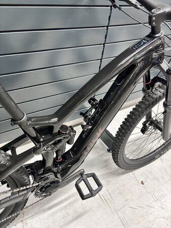 Testovaný elektrobicykel Trek Fuel EXe 9.8 GX AXS Deep Smoke 2023