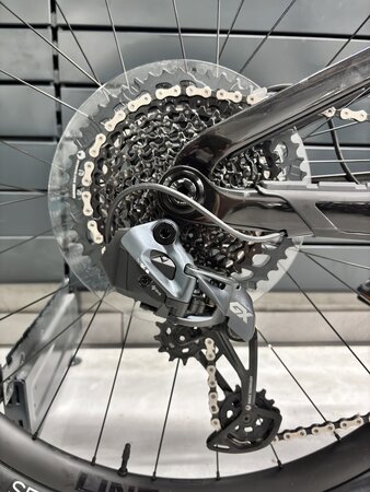 Testovaný elektrobicykel Trek Fuel EXe 9.8 GX AXS Deep Smoke 2023