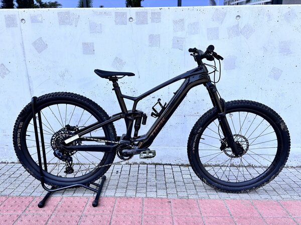 Testovaný elektrobicykel Trek Fuel EXe 9.8 GX AXS Deep Smoke 2023 R019