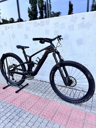 Testovaný elektrobicykel Trek Fuel EXe 9.8 GX AXS Deep Smoke 2023 R019