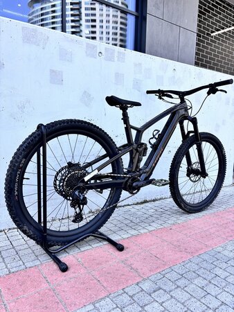 Testovaný elektrobicykel Trek Fuel EXe 9.8 GX AXS Deep Smoke 2023 R019
