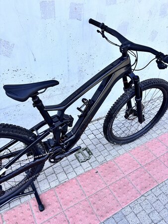Testovaný elektrobicykel Trek Fuel EXe 9.8 GX AXS Deep Smoke 2023 R019