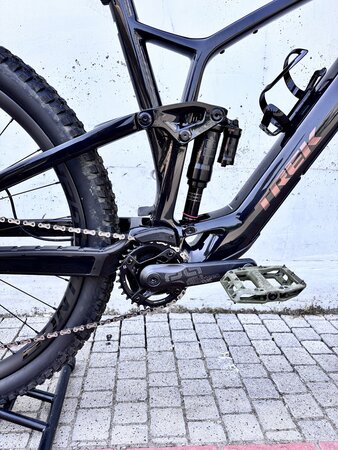 Testovaný elektrobicykel Trek Fuel EXe 9.8 GX AXS Deep Smoke 2023 R019